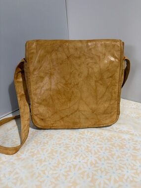 Men's Tan Leather Messenger Bag with Adjustable Shoulder Strap